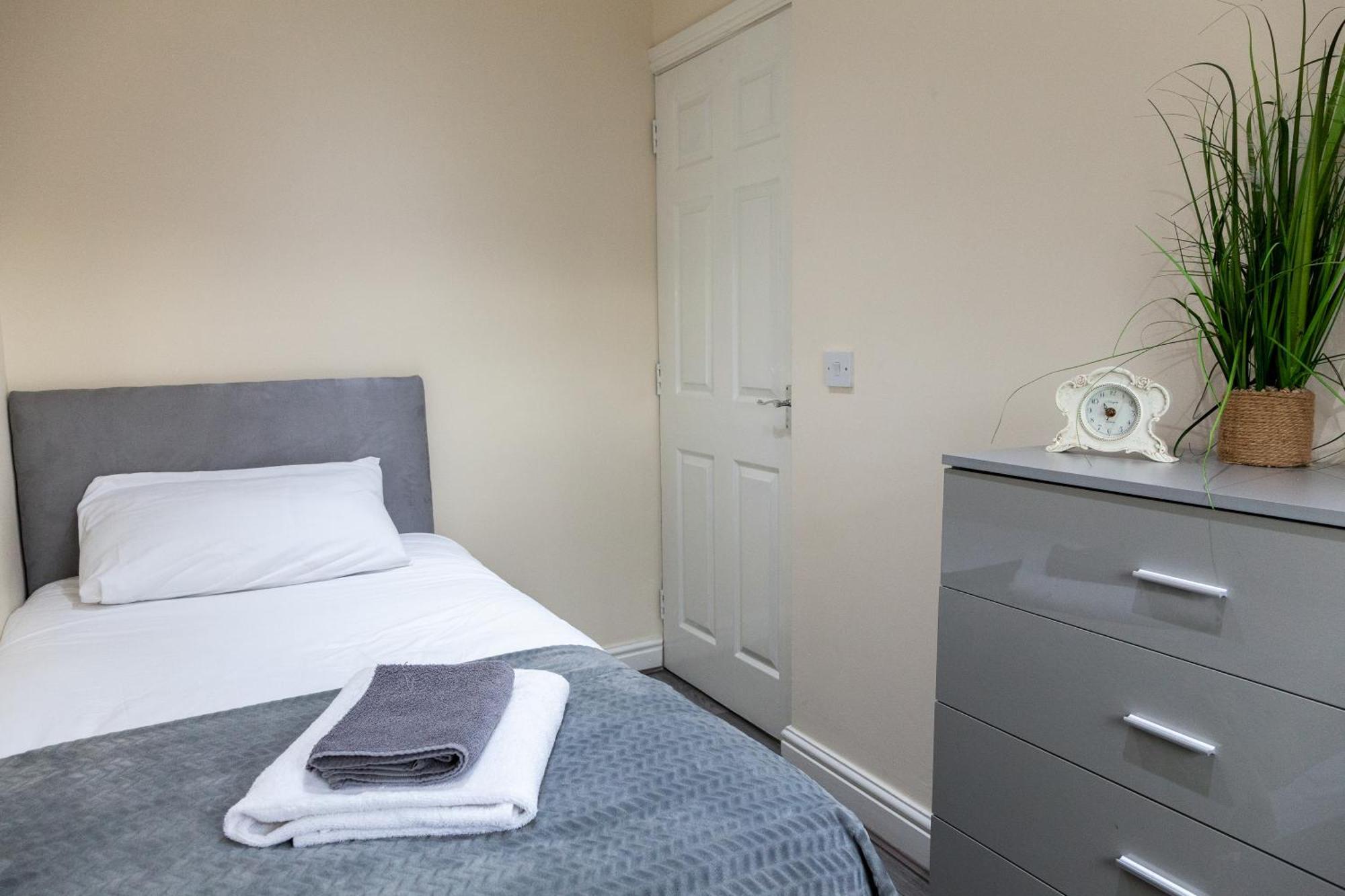 Pinfold Court Apartments โนวส์ลีย์ ภายนอก รูปภาพ