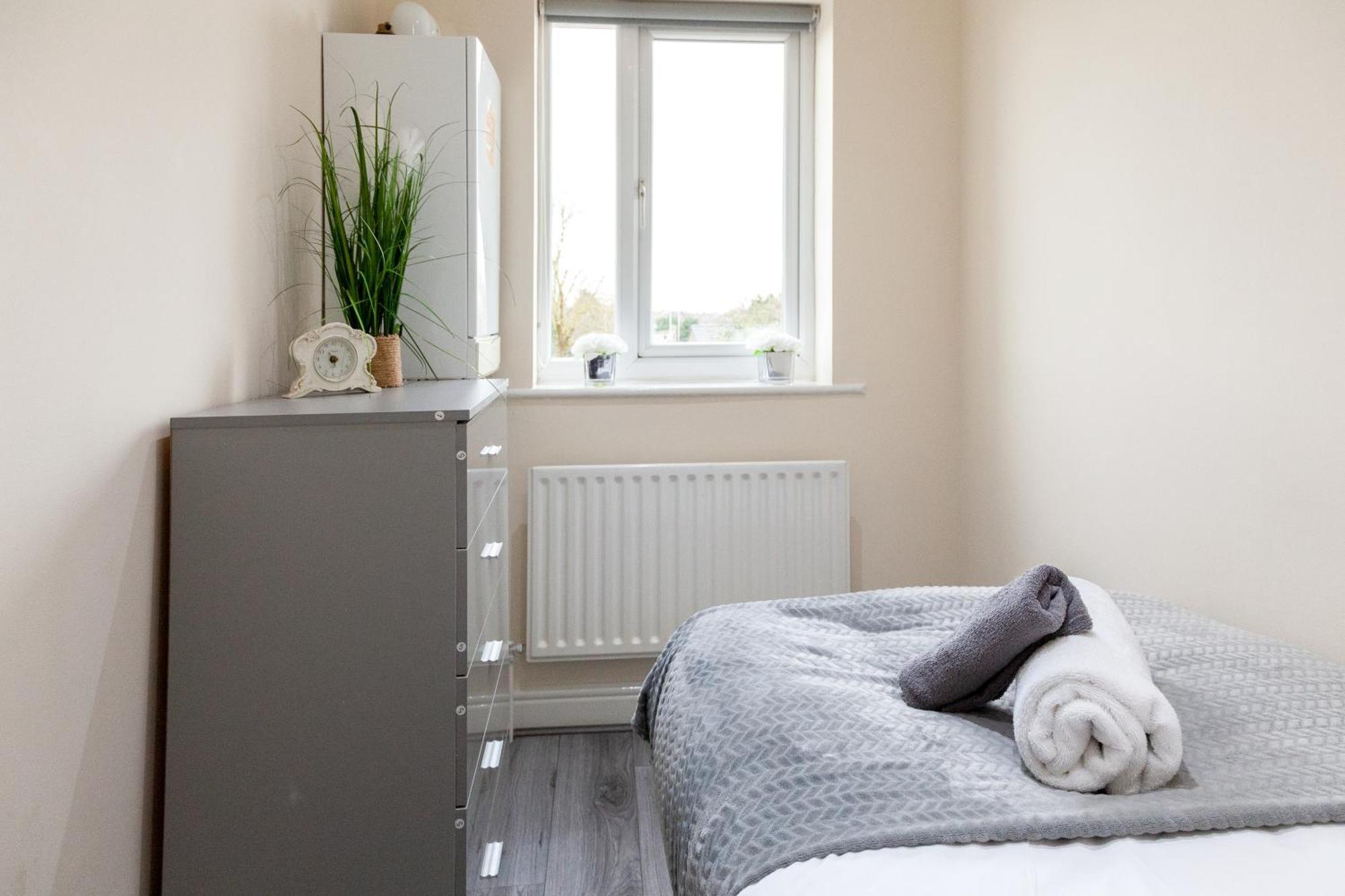 Pinfold Court Apartments โนวส์ลีย์ ภายนอก รูปภาพ