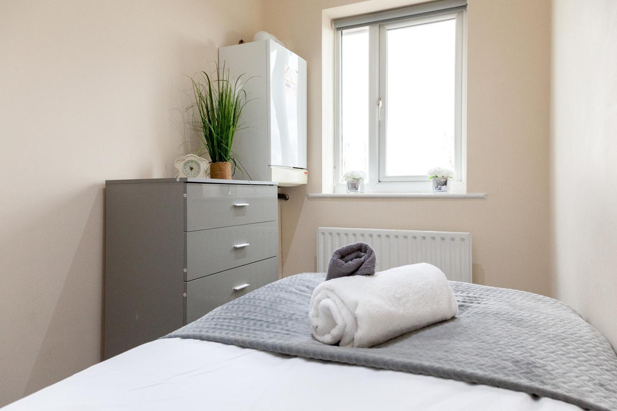 Pinfold Court Apartments โนวส์ลีย์ ภายนอก รูปภาพ