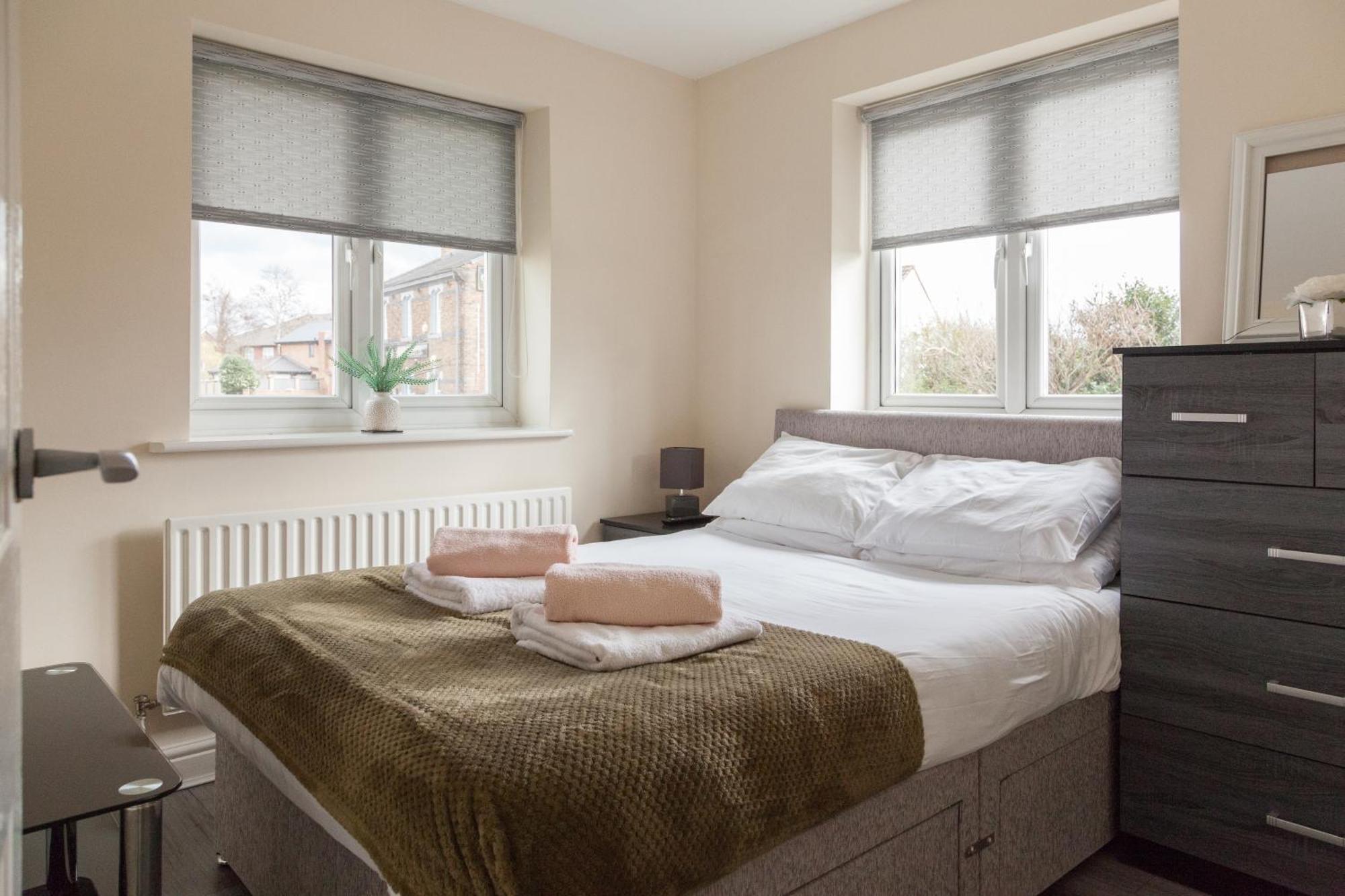 Pinfold Court Apartments โนวส์ลีย์ ภายนอก รูปภาพ