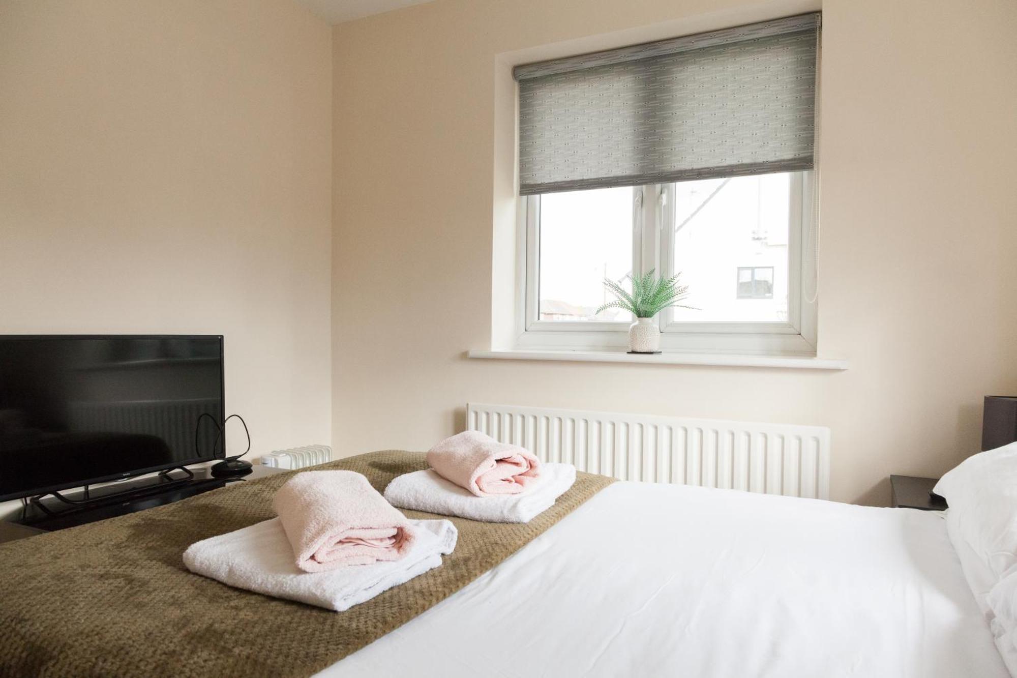 Pinfold Court Apartments โนวส์ลีย์ ภายนอก รูปภาพ