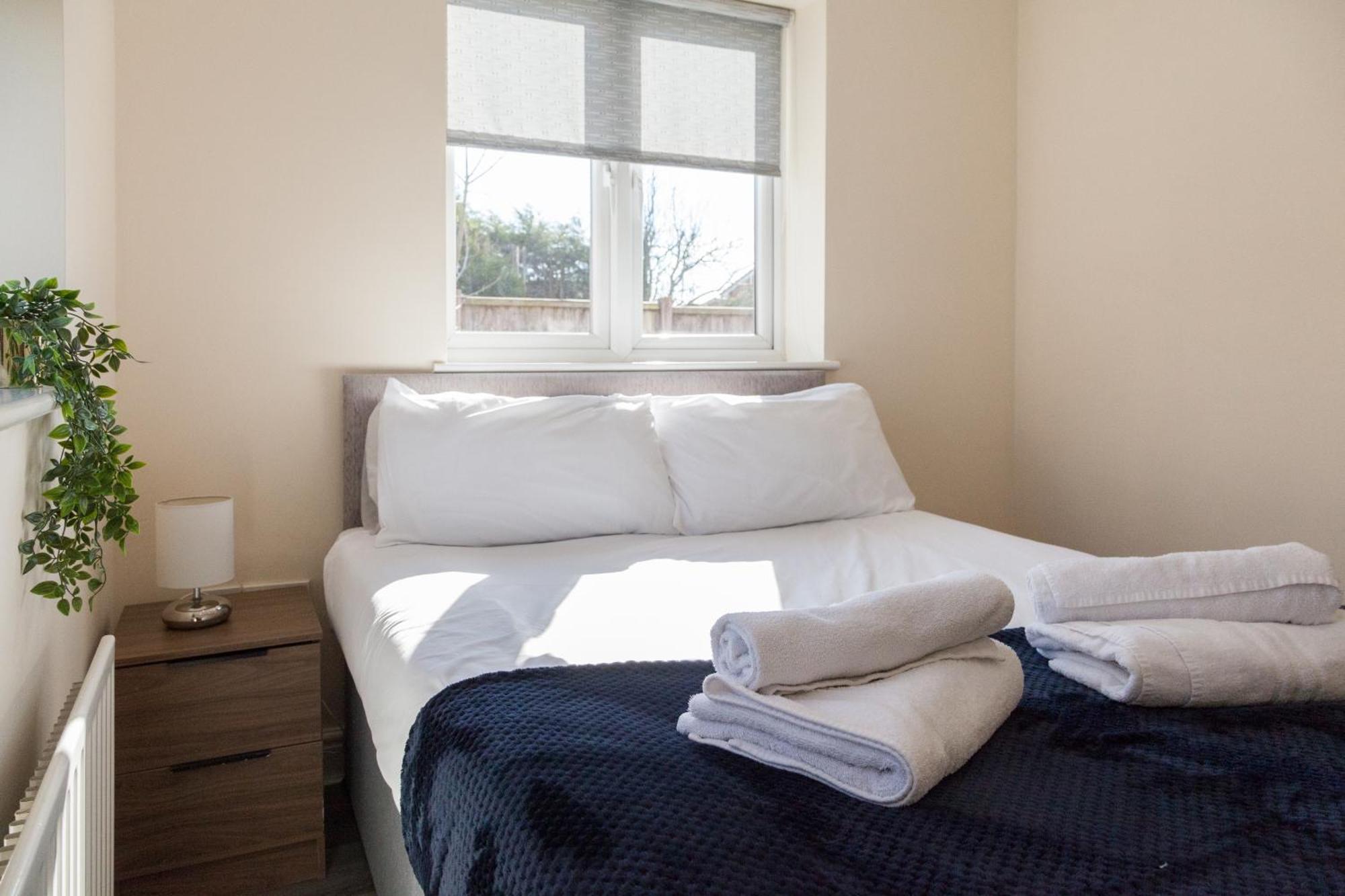 Pinfold Court Apartments โนวส์ลีย์ ภายนอก รูปภาพ