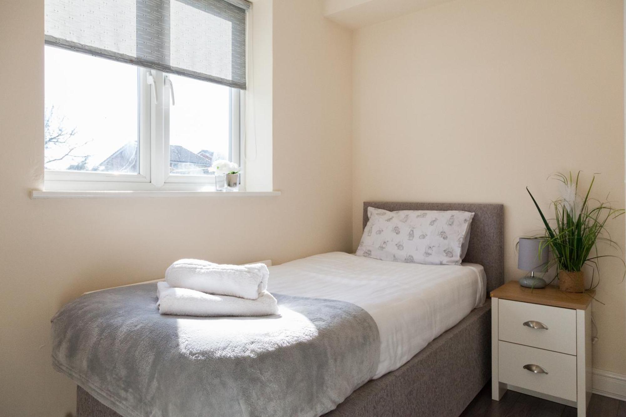 Pinfold Court Apartments โนวส์ลีย์ ภายนอก รูปภาพ