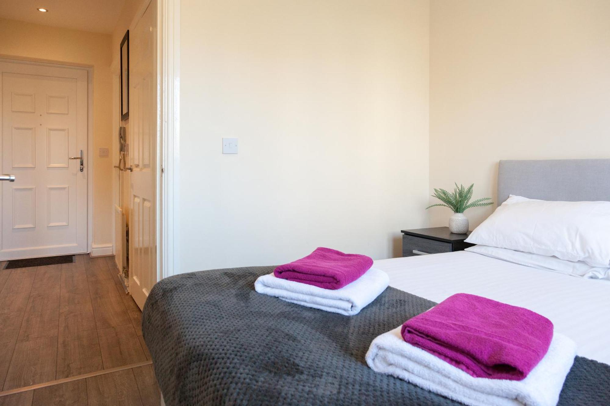 Pinfold Court Apartments โนวส์ลีย์ ภายนอก รูปภาพ