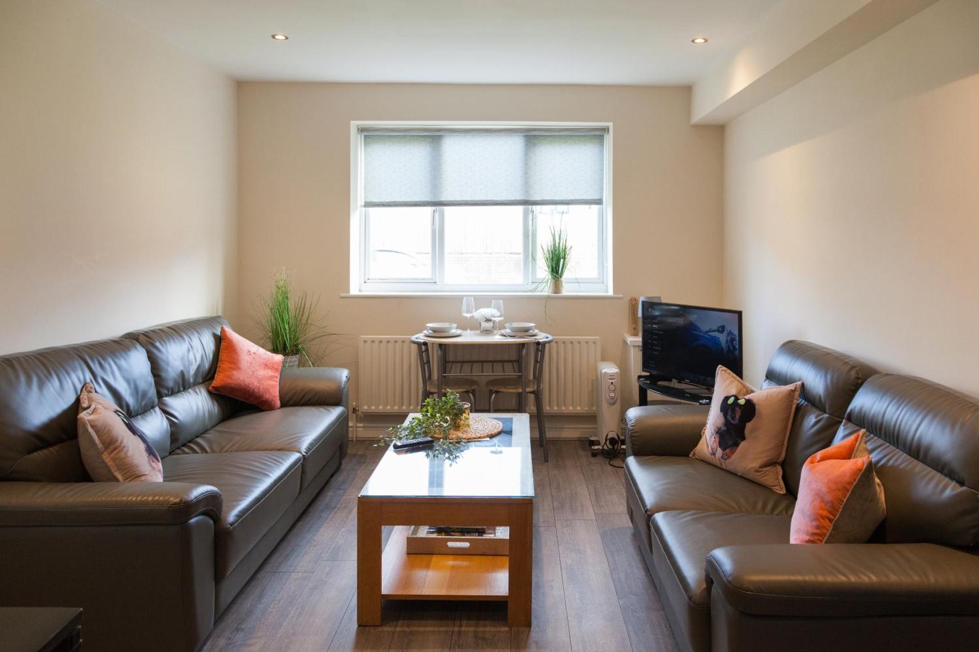 Pinfold Court Apartments โนวส์ลีย์ ภายนอก รูปภาพ